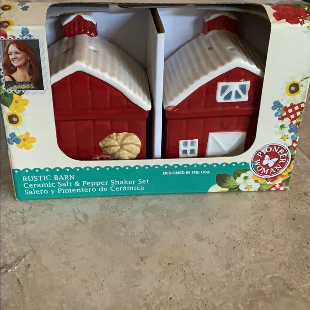 Pioneer Woman Rustic Barn Salt & Pepper Shakers